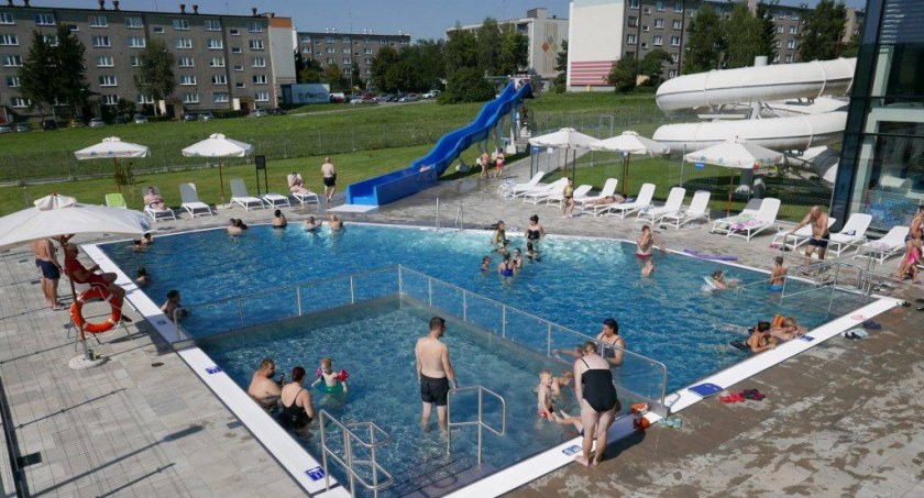 Na zdjęciu basen zewnętrzny w pierwsze urodziny Aquary, z prawej zjeżdżalnia, która jest wymieniana