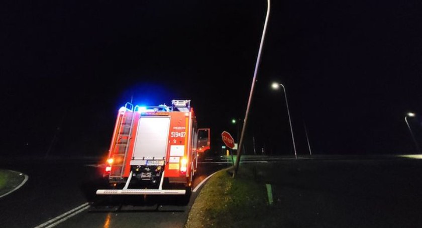 Na zdjęciu uszkodzona latarnia - fot. OSP Kamieńsk/Facebook