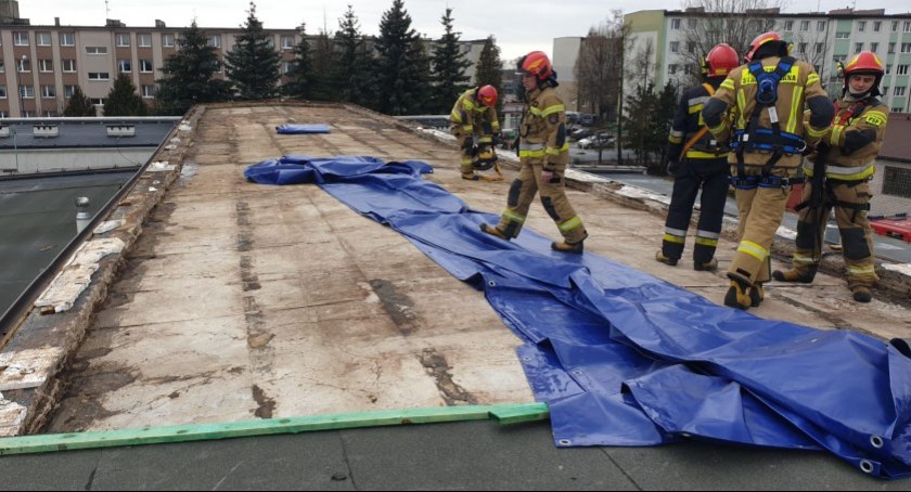 Na zdjęciu strażacy zabezpieczają dach warsztatów - fot. KP PSP Radomsko
