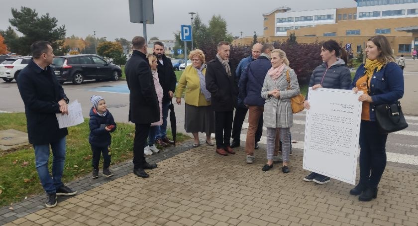 Na zdjęciu konferencja prasowa rodziców i radnych w październiku 2021