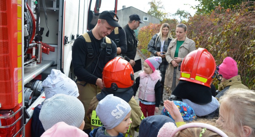Na zdjęciu ewakuacja uczniów Piątki - fot. KP PSP Radomsko