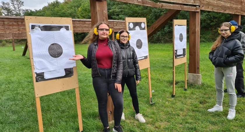 Na zdjęciach uczniowie ZSE na zajęciach na strzelnicy 