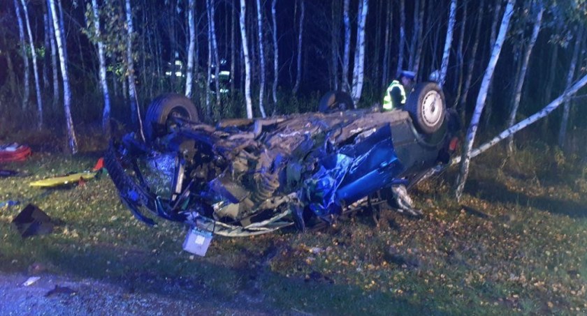 Na zdjęciu audi, którym jechała kobieta - fot. KP PSP Radomsko 