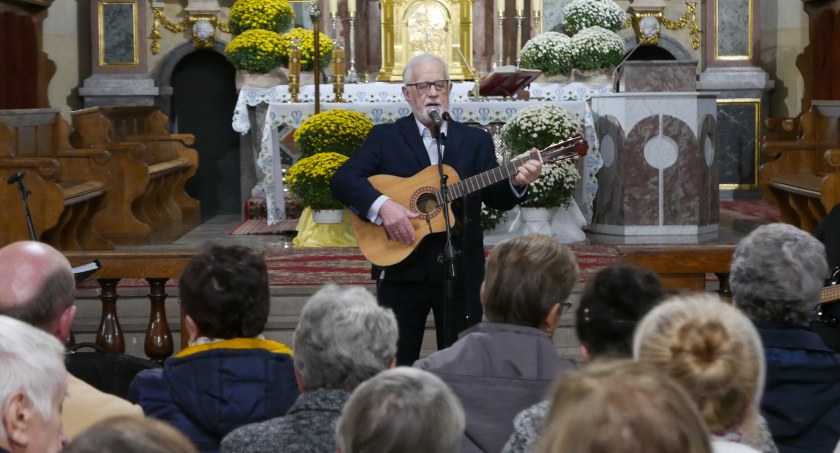 Na zdjęciu Jan Pietrzak podczas koncertu w kolegiacie św. Lamberta