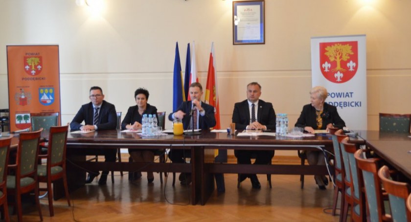 Na zdjęciu obradujący Konwentu Powiatów Województwa Łódzkiego - fot. Starostwo Powiatowe w Poddębicach