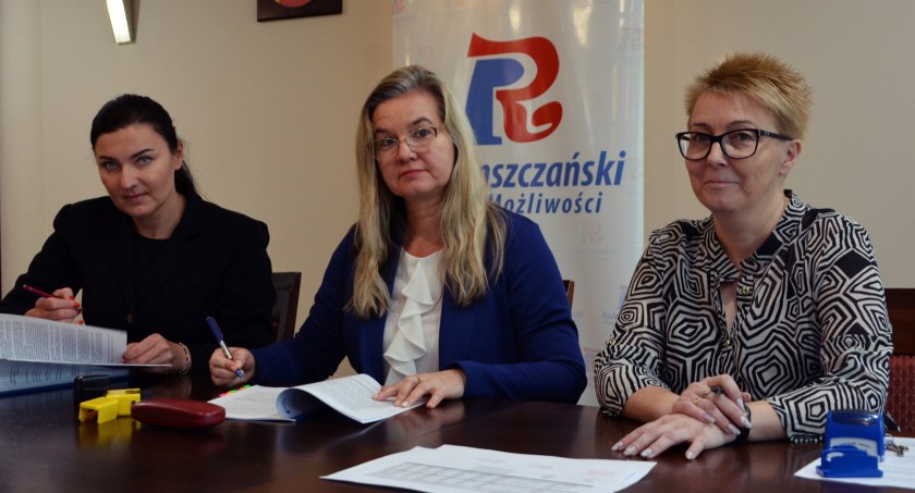 Na zdjęciu starosta Beata Pokora, wicestarosta Małgorzata Lewandowska oraz skarbnik powiatu Magdalena Jędrzejczyk - fot. Starostwo Powiatowe