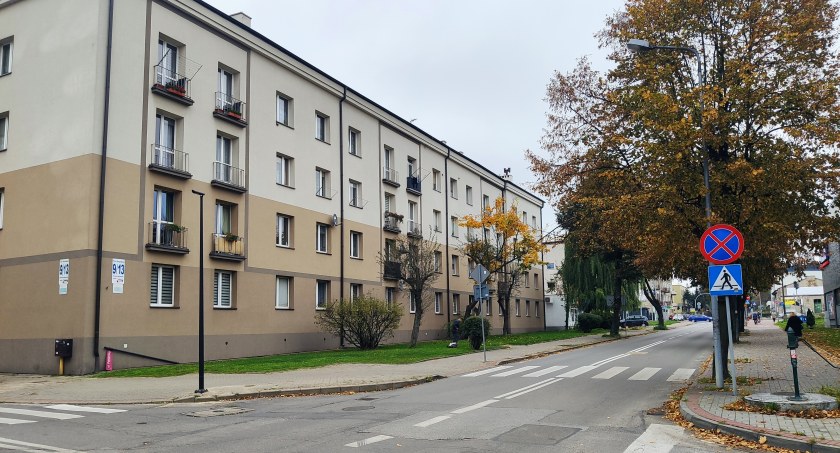 Blok przy ulicy Prymasa Wyszyńskiego, w którym harcerze urządzili harcówkę w schronie