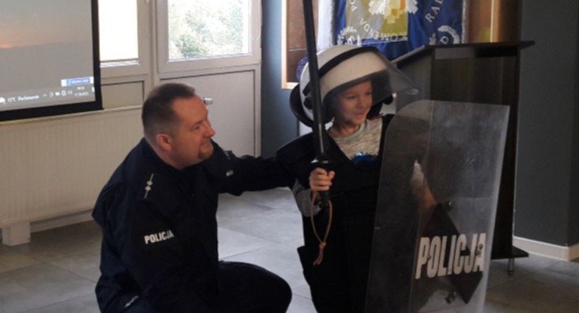 Na zdjęciu policjant z przedszkolakiem - fot. KPP Radomsko