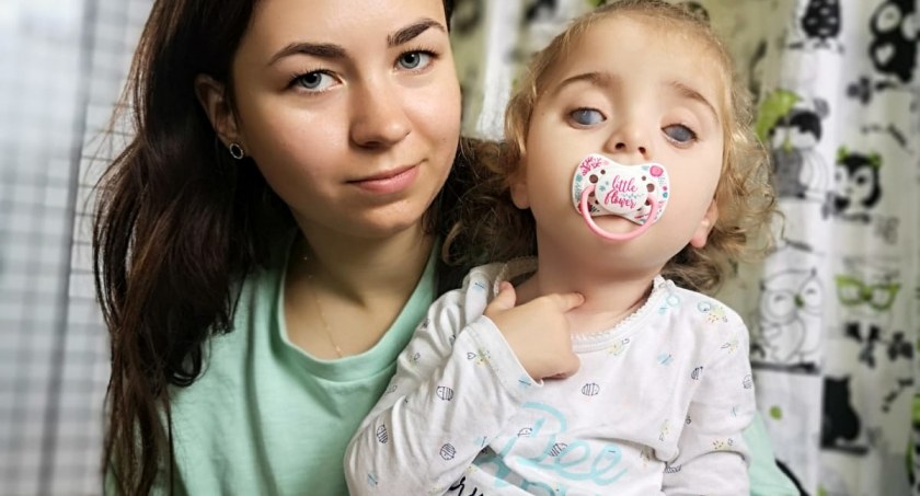 Na zdjęciu Liza z mamą Olesją