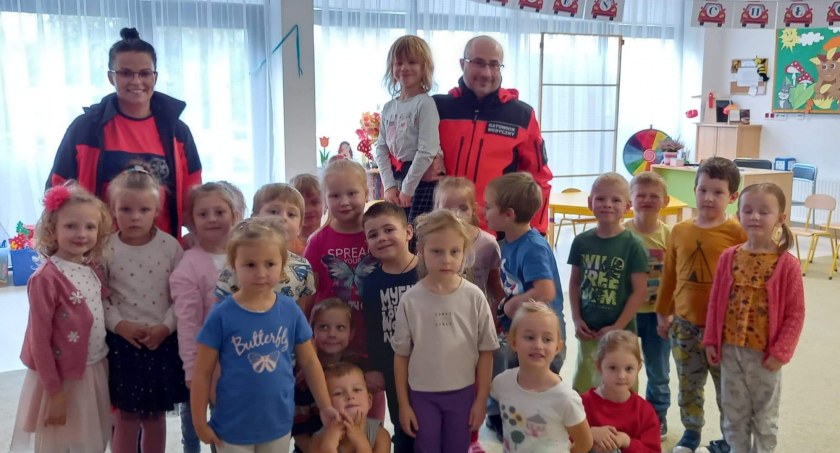 Na zdjęciu dzieci z przedszkola wraz z ratownikami - fot. Facebook