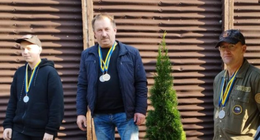 Na zdjęciu Dariusz Stępień na najwyższym stopniu podium - fot. 10-tka/Facebook