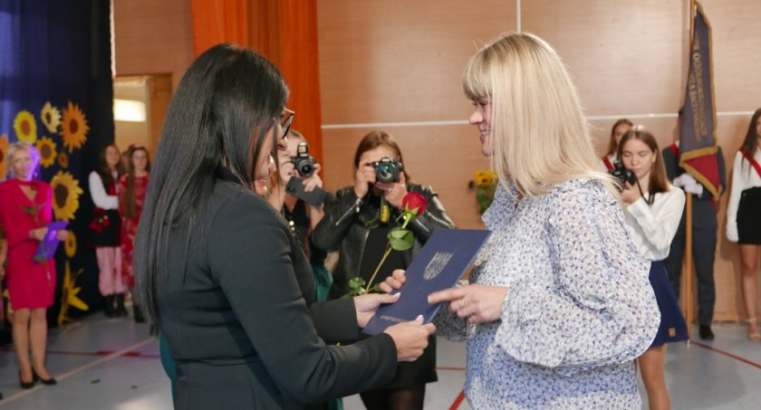 Na zdjęciu starosta Beata Pokora wręcza nagrodę jednej z nauczycielek