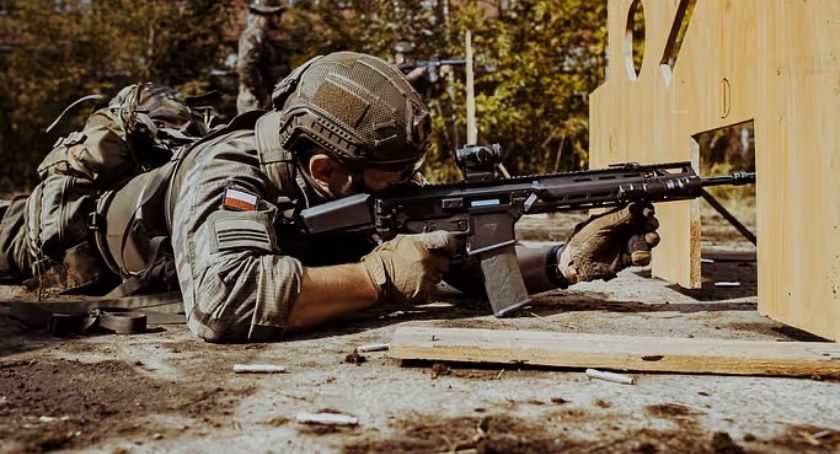 Na zdjęciu żołnierze WOT podczas ćwiczeń - fot. 9 ŁBWOT