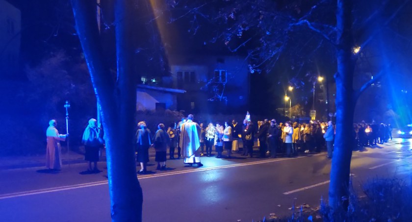 Na zdjęciu procesja na ulicy Armii Krajowej