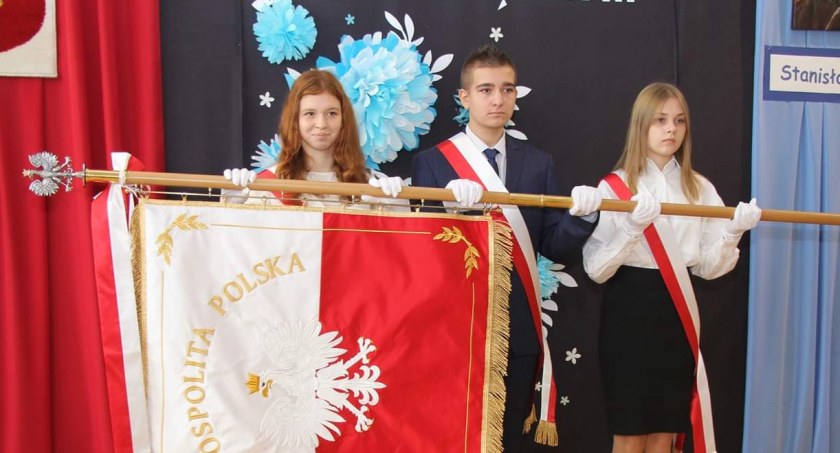 Na zdjęciu uczniowie ze sztandarem szkoły 
