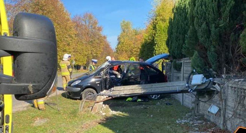 Na zdjęciu samochód, którym jechał 38-latek - fot. OSP Dąbrówka/Facebook 