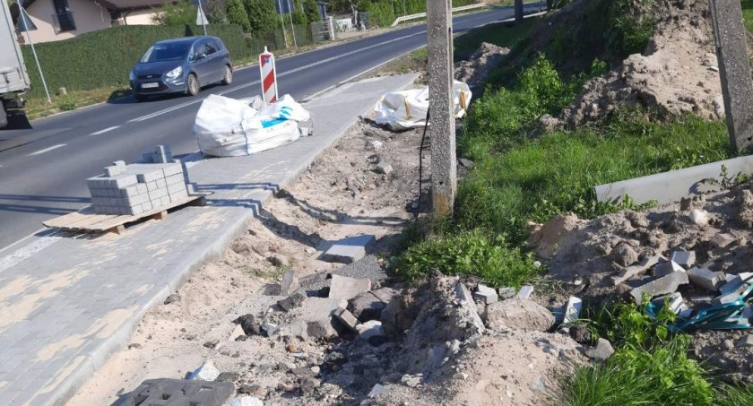 Na zdjęciu chodnik i zatoka autobusowa w budowie - fot. Czytelnik