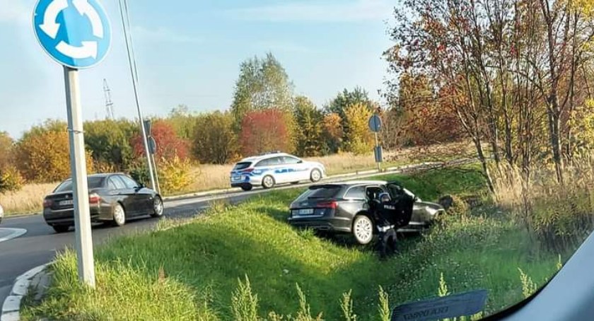 Na zdjęciu audi w rowie - fot. Facebook/Sebastian Stanik 