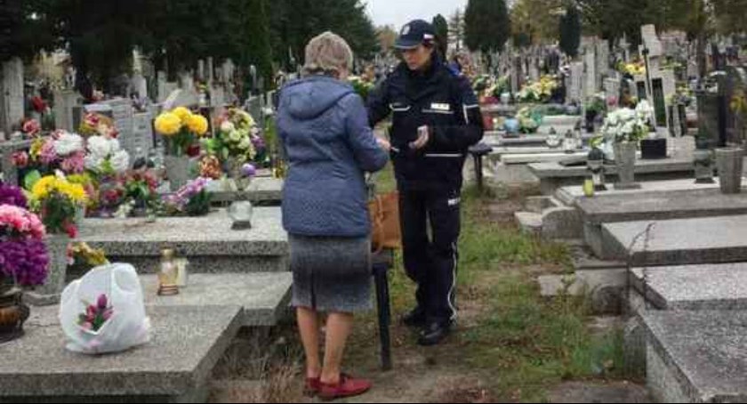  Na zdjęciu policjantka udzielająca porady osobie przebywającej na cmentarzy - fot. KPP Radomsko