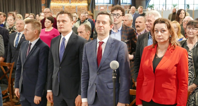 Na zdjęciu drugi z lewej Krzysztof Ciecióra, trzeci z lewej Marcin Ociepa