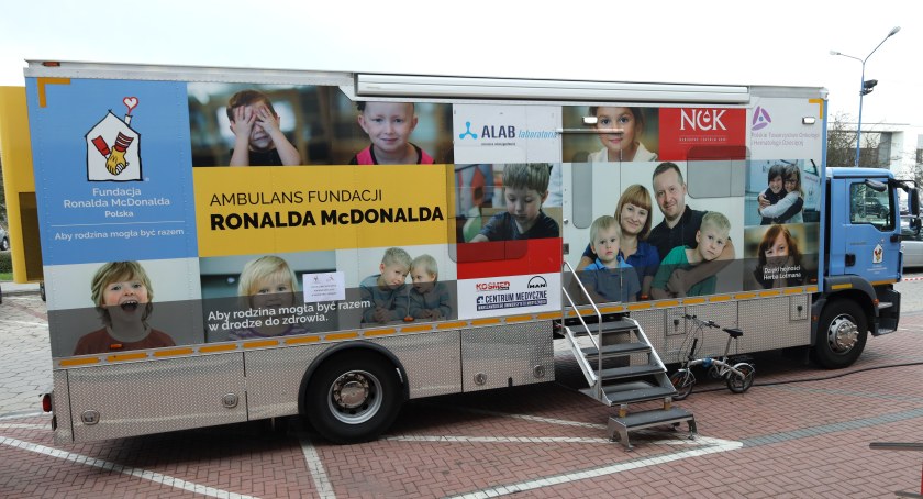 Na zdjęciu ambulans Fundacji Ronalda McDonalda