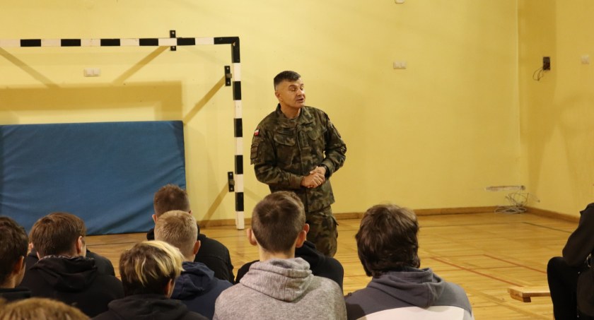 Na zdjęciu Starszy chorąży sztabowy Paweł Kałdoński przemawiający do uczniów