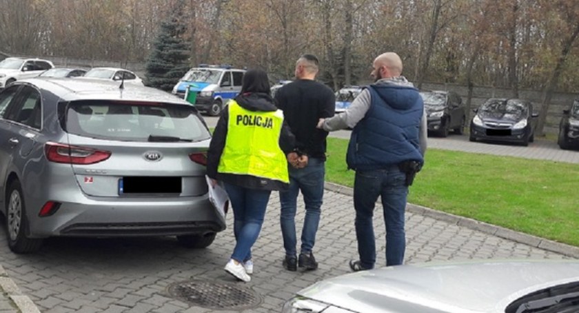 Na zdjęciu policjanci z zatrzymanym 36-latkiem - fot. KPP Radomsko