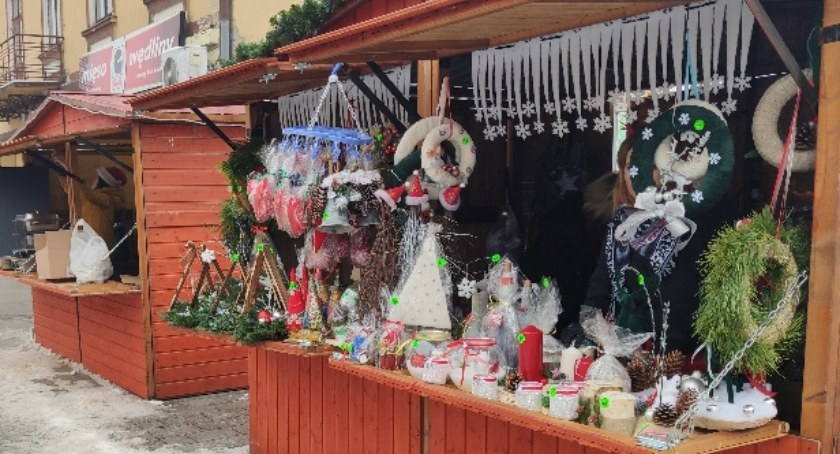 Na zdjęciu stoiska, które stanęły na ulicy Reymonta w grudniu zeszłego roku