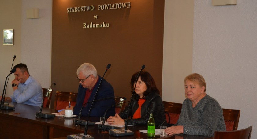 Na zdjęciu obradujący podczas komisji rozwoju powiatu - fot. Starostwo Powiatowe