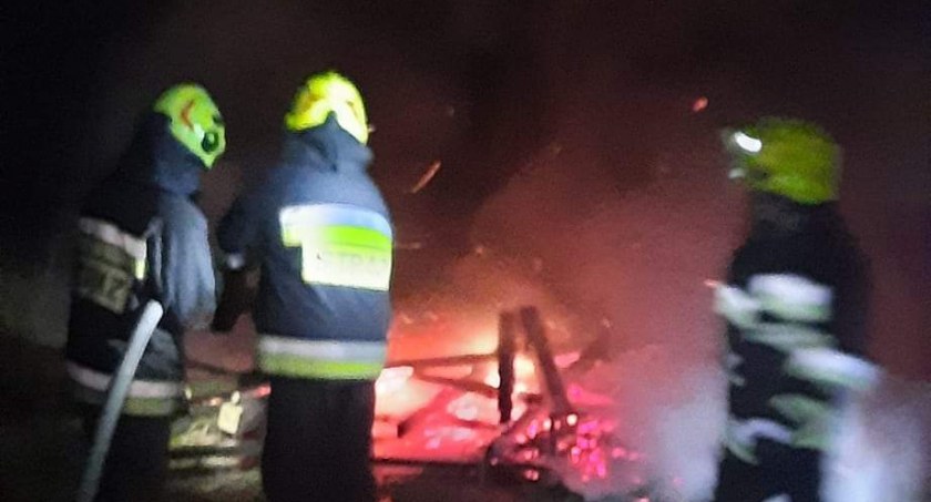 Na zdjęciu strażacy gaszą ambonę - fot. OSP Żytno 