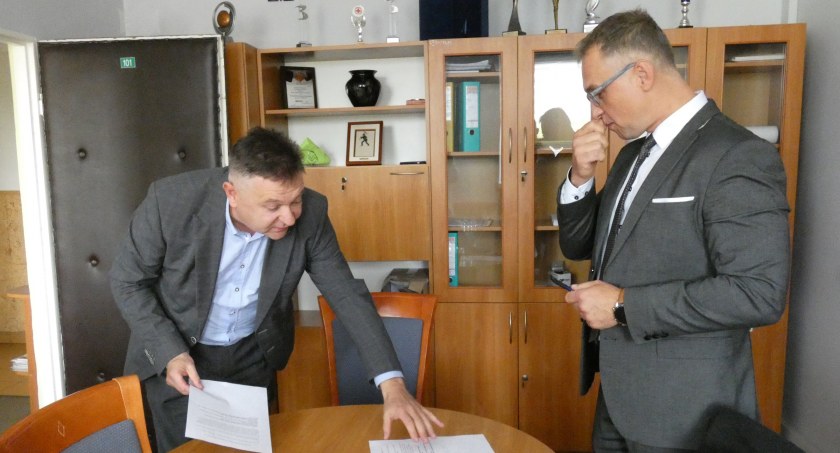 Na zdjęciu z lewej prezes Rybczyński i radny Dębski podczas kontroli 27 września