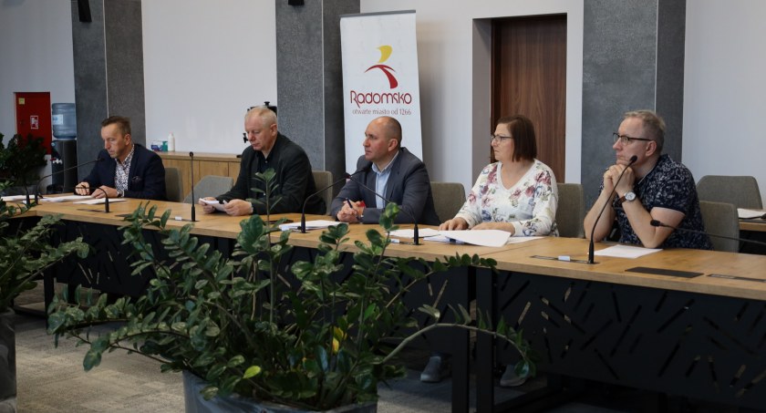 Na zdjęciu obradujący Komisji Oświaty, Kultury i Kultury Fizycznej - fot. UM