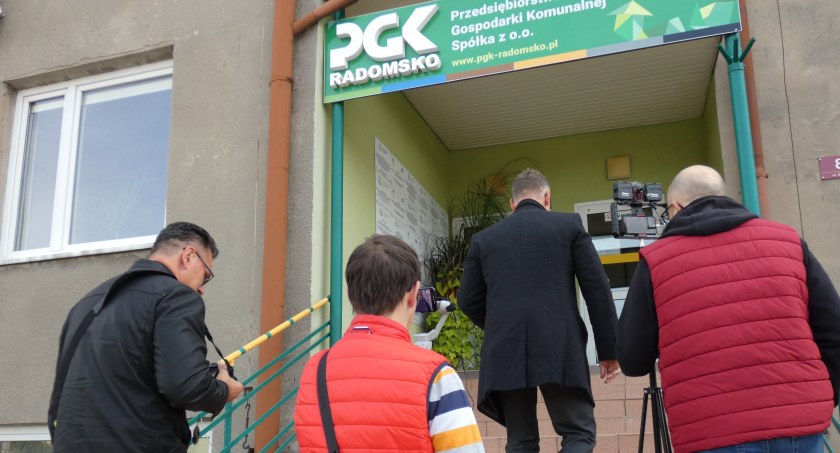 Na zdjęciu wejście do biurowca PGK Radomsko