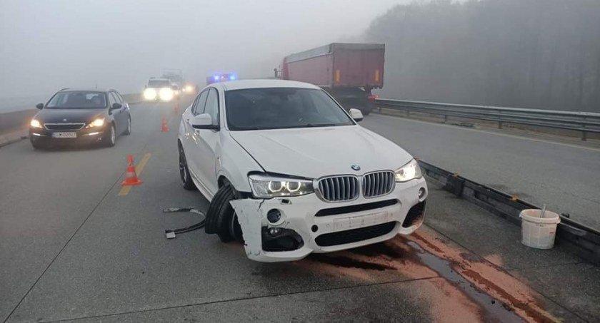 Na zdjęciu auto, które uderzyło w bariery - fot. OSP Kamieńsk/Facebook 