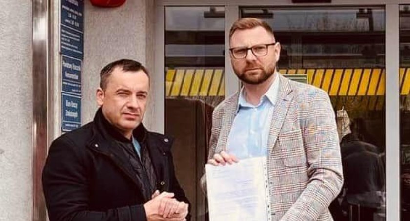 Naz zdjęciu z lewej radny powiatowy KO Marek Rząsowski i radny miejski KO Piotr Lisowski