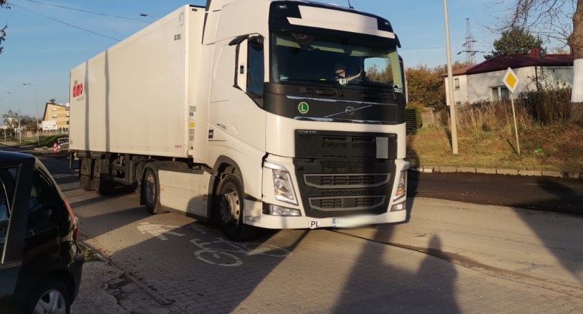 Na zdjęciu ciężarówka, która wjechała w zamkniętą ulicę - fot. Czytelniczka
