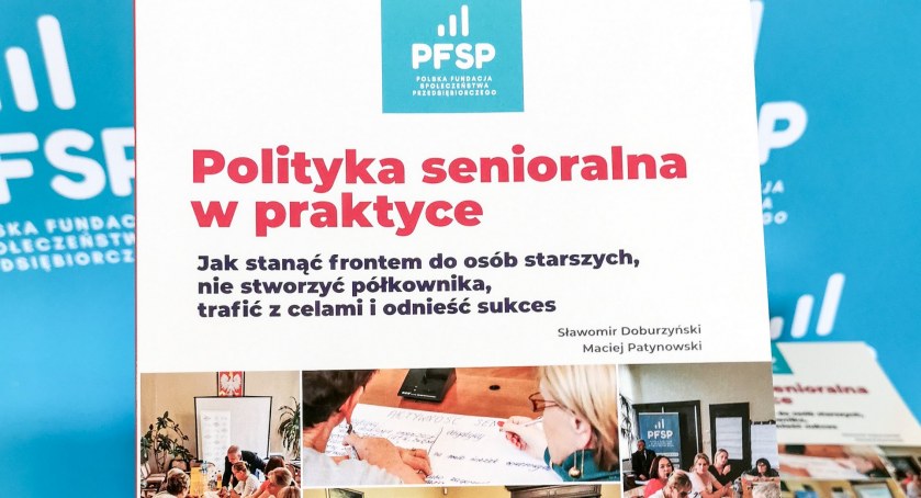 Na zdjęciu podręcznik Polityka senioralna w praktyce