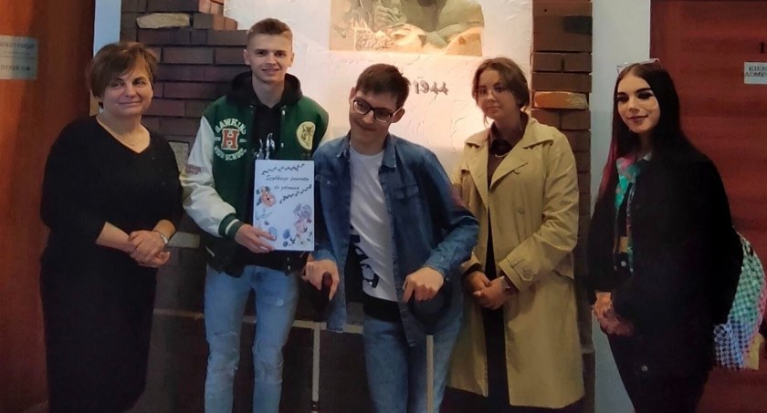 Na zdjęciu: Bartosz Stankiewicz i uczniowi Ekonomika