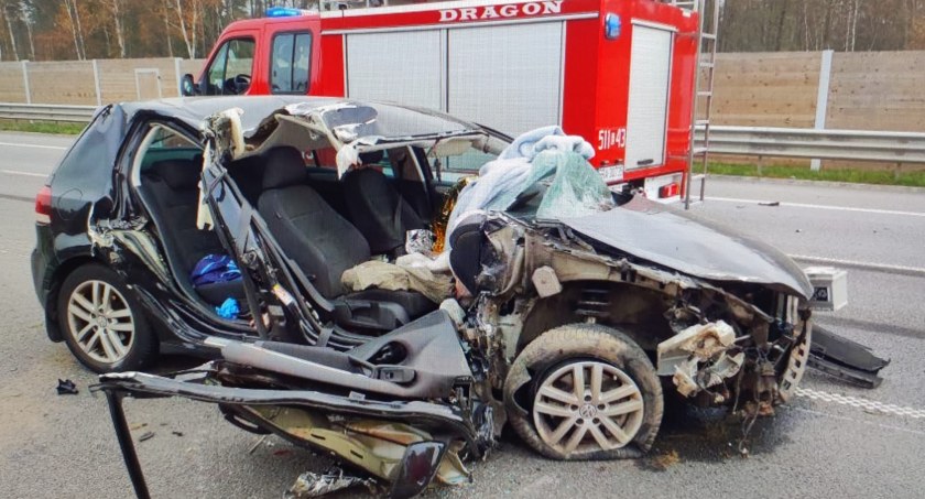 Na zdjęciu rozbity samochód na autostradzie A1 - fot. KPP Radomsko 