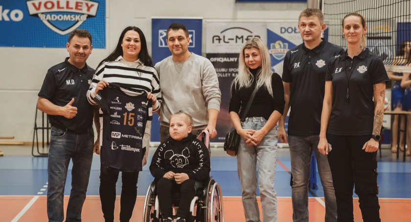 Na zdjęciu Zuzia z rodzicami. To dla niej zagrali radomszczańscy siatkarze - fot. Facebook
