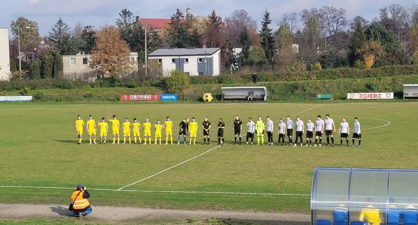 Na zdjęciu piłkarze RKS-u na boisku w Zgierzu - fot. RKS Radomsko/Facebook