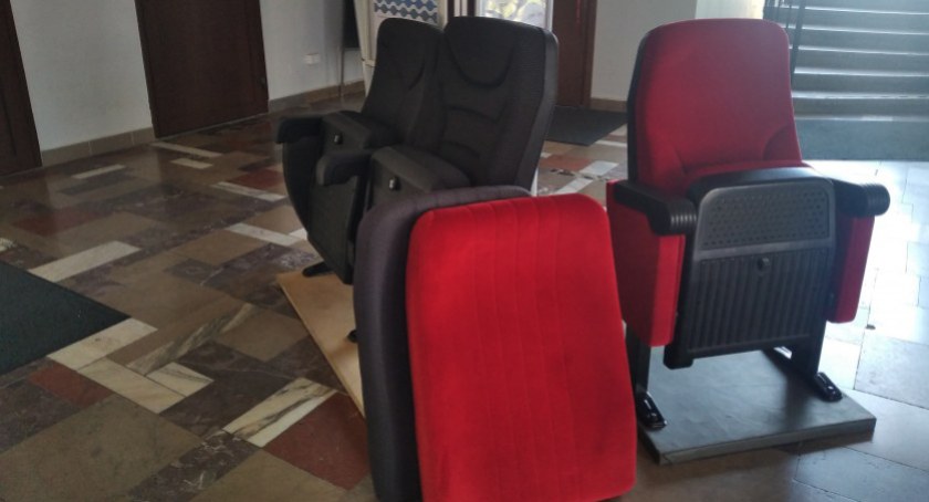 Na zdjęciu fotele, które miały pierwotnie zostać zamontowane w sali widowiskowej