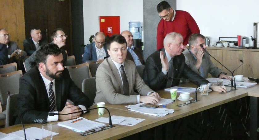 Na zdjęciu od lewej radni miejscy PiS: Daniel Serwa, Bartłomiej Biskup, Andrzej Kucharski i Piotr Lewandowski. Zagłosowali za podwyżką podatku