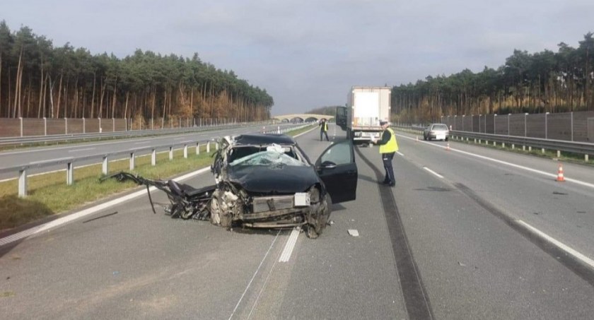 Na zdjęciu wrak samochodu, którym jechała 47-latka - fot. KPP Radomsko