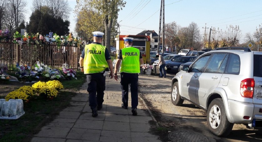Na zdjęciu radomszczańscy policjanci podczas patrolu przy Nowym Cmentarzu - fot. KPP Radomsko