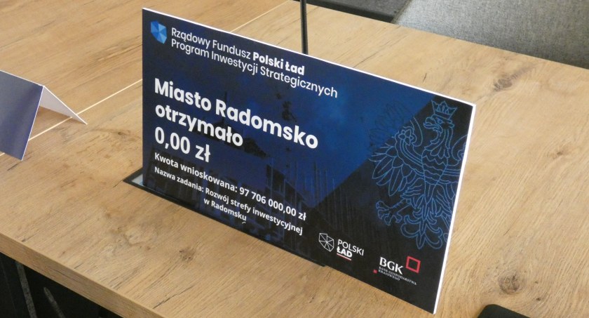 Na zdjęciu tabliczka przygotowana na wzór tej, którymi poseł PiS Anna Milczanowska i prezydent Jaroosław Ferenc pokazywali miliony, które trafiły do Radomska