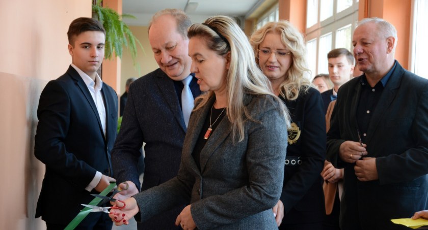 Na zdjęciu wicestarosta Małgorzata Lewandowska przecina symboliczną wstęgę - fot. Starostwo Powiatowe