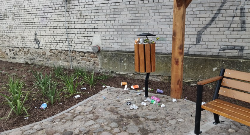 Na zdjęciu jeden z koszu na śmieci na nowym parkingu przy Reymonta, piątek 4 listopada, godz. 9