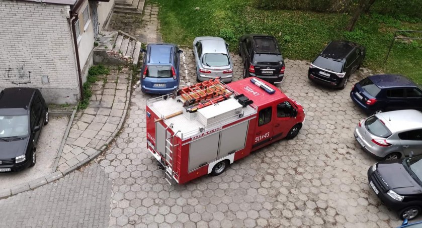 Na zdjęciu wóz strażacki przy jednym z bloków przy ulicy Piastowskiej 