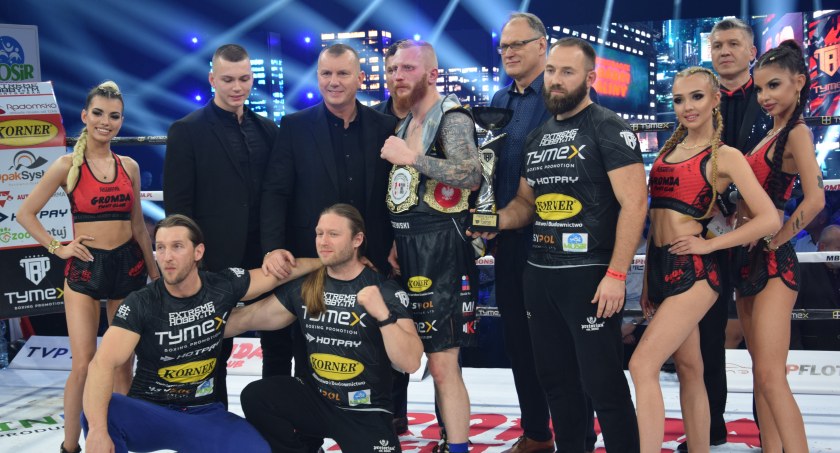 Na zdjęciu: gala boksu w Radomsku Mariusz Grabowski stoi trzeci z lewej. Fot. radomsko.pl